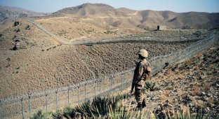 Пакистан отгораживается от Афганистана колючей проволокой и минами (11 фото)