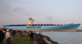 Самый большой контейнеровоз в мире (8 фото)