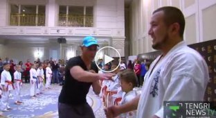 В Алматы юные каратисты отработали удары на актере Жан-Клоде Ван Дамме