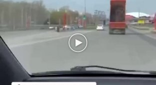 В Кемерово водитель самосвала забыл опустить кузов и врезался в мост