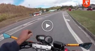 Упал с мотоцикла на ровной дороге, при скорости 160 км в час