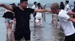 Ловкие ребята показали как могут развлечь на пляже людей