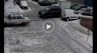 Внедорожник врезался в стоящий автомобиль на парковке техцентра в Москве и покинул место ДТП