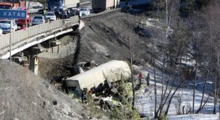 Два груженных автомобиля "КамАЗ" упали с моста (3 фото + видео)