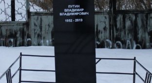 "ВКонтакте" удаляет посты с инсталляцией "могилы" Владимира Путина из-за ввода в заблуждение пользователей сети (4 фото)