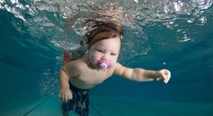 6-месячный малыш плавает сам в бассейне — удивительные кадры (5 фото + 1 видео)