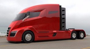 Tesla среди грузовиков (2 фото)