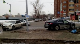 Один хотел проскочить другой повернуть: авария из Новосибирска (2 фото + 1 видео)