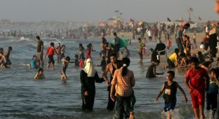 Палестинцы на пляже в Секторе Газа (10 фото)