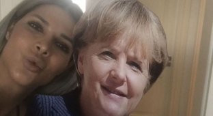Микаела Шефер в откровенной фотосессии с фигурой Ангелы Меркель (5 фото)