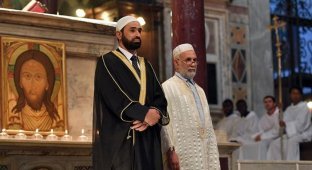 Мусульмане Европы скорбят по убитому исламистами католическому священнику (5 фото)