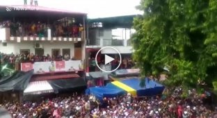 Падение гигантского флагштока на толпу в Индии