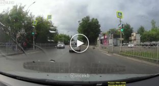 Неудачная попытка перебежать дорогу на красный. В Екатеринбурге подросток попал под машину