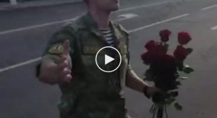 Белорусский военный отказался выступать против народа и раздал цветы женщинам