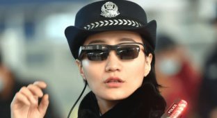 Китайские полицейские используют «умные» очки для поимки преступников (4 фото)