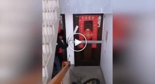 В Китае люди заваривают двери соседям, которые вернулись из закрытого города Ухань