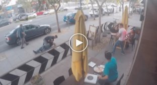 Официант пиццерии помирил двух дерущихся мужчин  