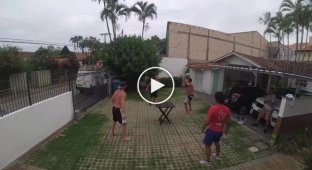 Бразильские приятели играют в игру, состоящую из элементов футбола и настольного тенниса