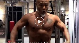Этому деду из Китая 62 лет - но все же он работает каждый день над своим физическим состоянием