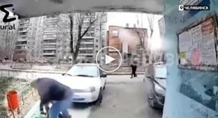 В Челябинске пожилой мужчина избил школьника на глазах у прохожих