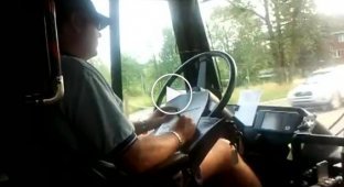 Водитель автобуса заполняет бумаги
