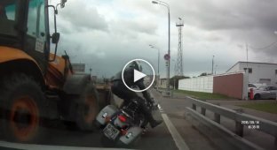 Мотоциклист столкнулся с трактором (маты)