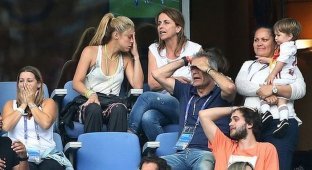Шакира наблюдает за игрой своего супруга Жерара Пике (2 фото)