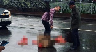 В Москве водитель рассыпал по дороге фаллоимитаторы (2 фото + 1 видео)