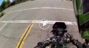 Мотоциклист помог человеку на коляске