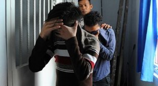 Шариатский суд Индонезии приговорил гомосексуалистов к ударам палкой (9 фото)