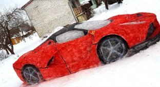 Семейная пара слепила из снега красный Ferrari в натуральную величину (4 фото + 1 видео)