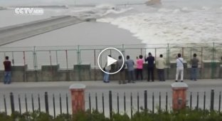 Приливная волна смыла 20 человек в Китае