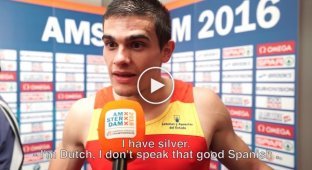 Испанский атлет узнает, что его серебряная медаль только что превратилась в золотую  