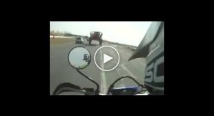 Рискованный трюк на мотоцикле