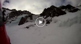 На альпиниста во время восхождения сбросили кусок льда
