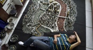 Китаец за месяц построил макет родного города из 50 тысяч монет (10 фото)