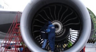 Как снимают двигатели с самолёта (5 фото)