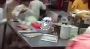 В Саудовской Аравии дети устроили беспорядки во время раздачи еды в ресторане