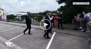 В Сети опубликовали видео, где Эмманюэлю Макрону дают пощёчину с другого ракурса