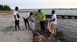 Поразительный курорт у берегов Кот-д'Ивуар, который построили из пластиковых бутылок и мусора (14 фото)