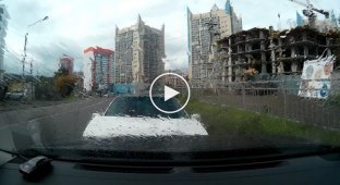 В Красноярске водитель BMW протаранил паркетник и сбежал с места ДТП