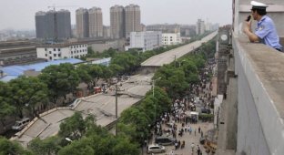 В Китае обвалилась дорога (2 фотографии)