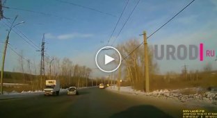 В Екатеринбурге у автомобиля от удара вылетел работающий двигатель