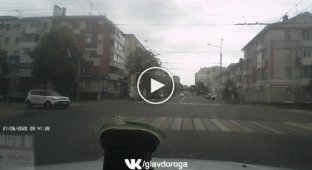 Honda Civic и полицейская патрульная Skoda столкнулись в Белгороде (мат)