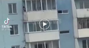 Пьяная женщина оказалась закрытой на балконе, захотела перелезть (мат)