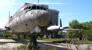 Заброшенный самолет в Абхазии (24 фотографии)