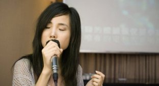 В китайских караоке запретили идейно вредные песни (3 фото)