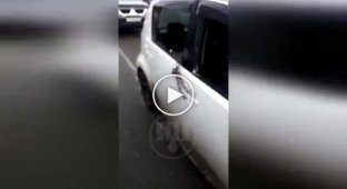 На Сахалине автомобиль мужчины заковали в цепи, за парковку на чужом месте