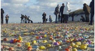 Побережье острова Лангеоог засыпало пластиковыми яйцами (20 фото + 1 видео)
