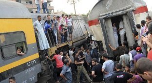 Крушения скорого пассажирского поезда в Египте (5 фото)